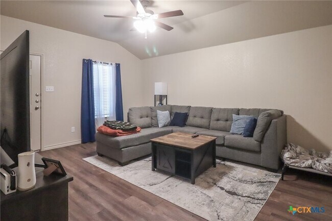 Building Photo - 1914 Castroville Trl