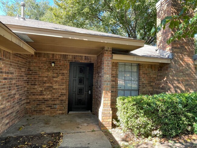 Building Photo - 3 BEDROOM 2 BATHROOM HOUSE IN DENTON