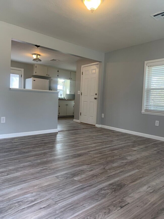 Building Photo - Charming Two Bedroom Downtown Springdale -