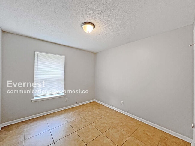 Building Photo - 922 Woodburne Pl