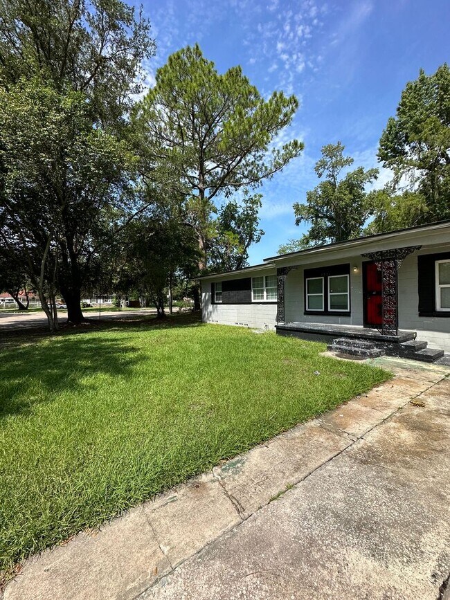 Building Photo - Renovated 3/1 Ready to Move In!