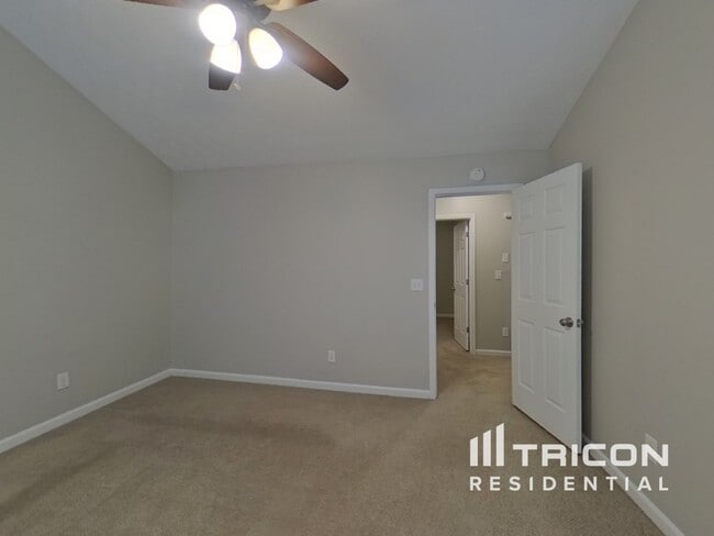 Building Photo - 38 Springbottom Dr SE