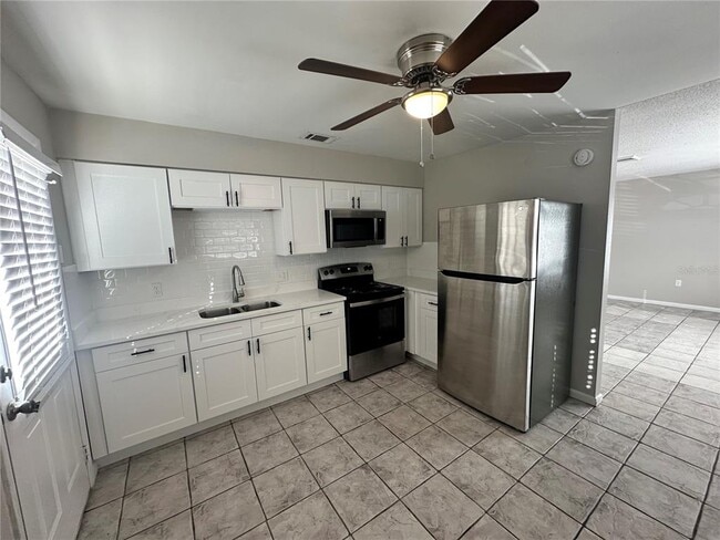 Building Photo - 845 Castle Way