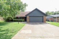 Building Photo - 3 Bed | 2 Bath | South Tulsa
