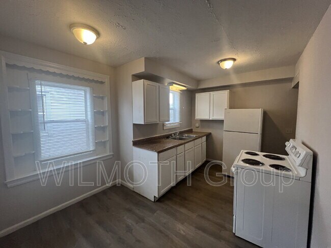 Building Photo - 3915 Hillside Ave