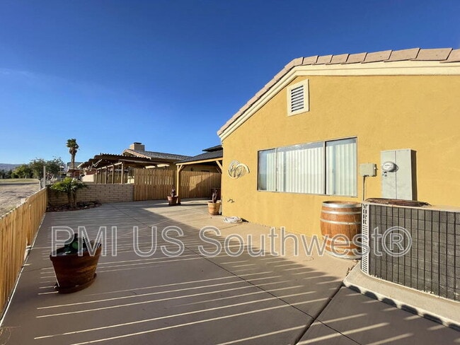 Building Photo - 2549 Country Club Dr