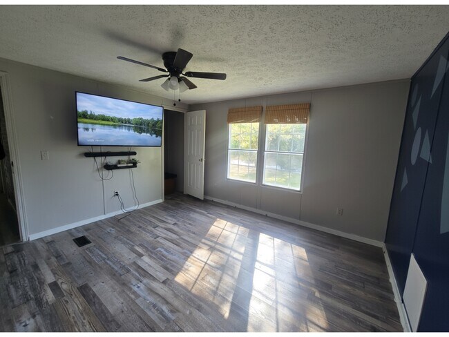 Building Photo - 235 Alview Dr