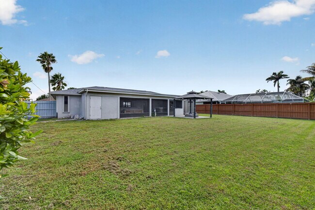 Building Photo - 825 SE Starflower Ave