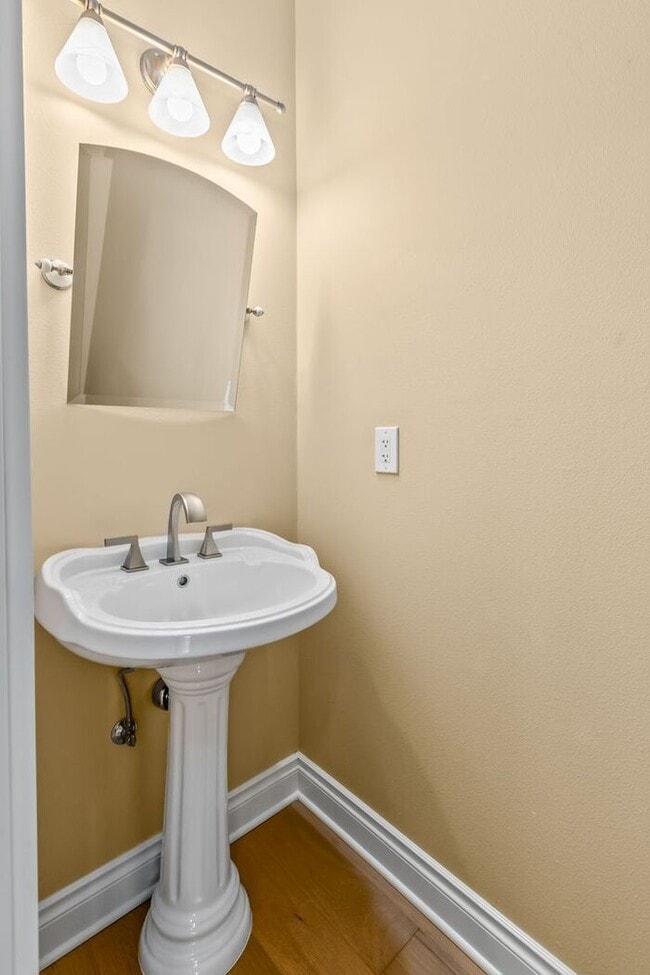 Building Photo - Quintessential West Seattle Townhome with Air Conditioning