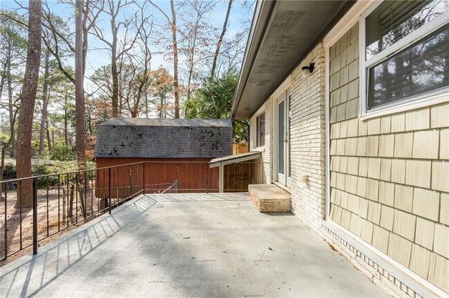 Building Photo - 2542 Warwick Cir NE