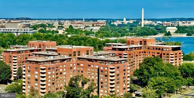 Building Photo - 1111 Arlington Blvd