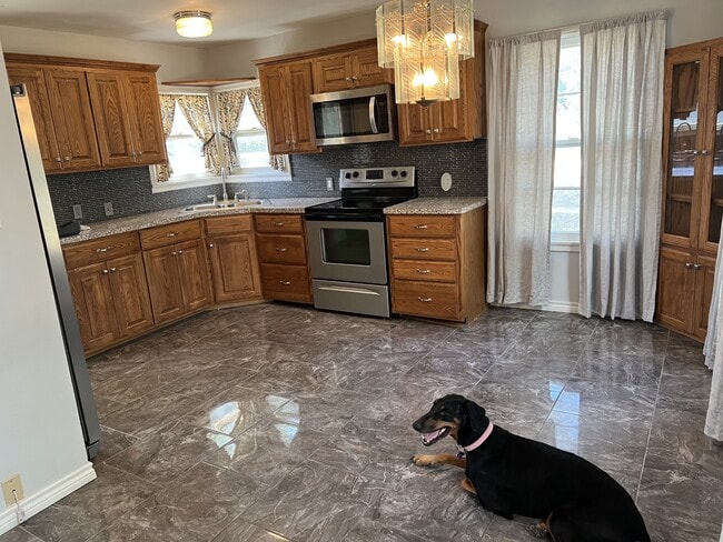 Building Photo - 920 E Walnut St