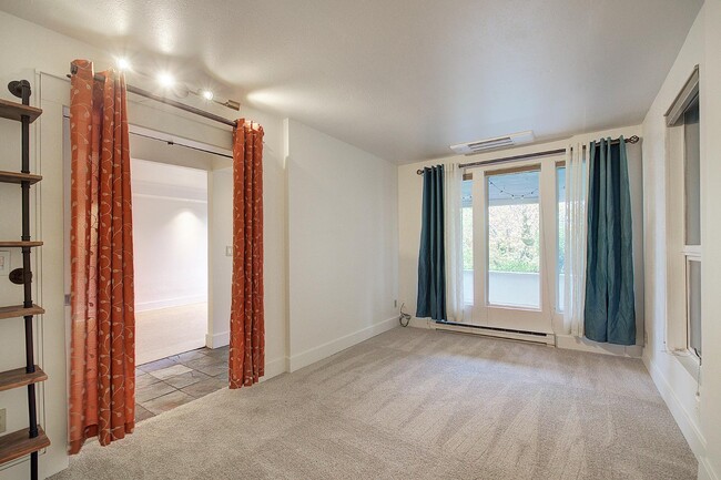 Building Photo - 1038 Lakeview Blvd E