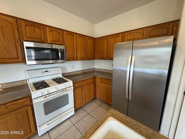 Building Photo - 3323 E Roadrunner Dr