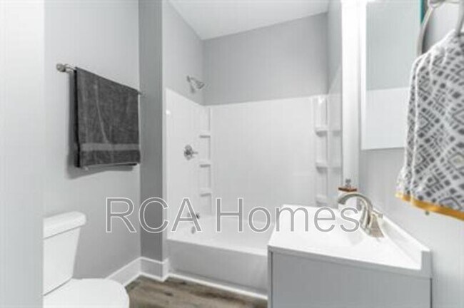 Building Photo - 2831 N Kenwood Ave