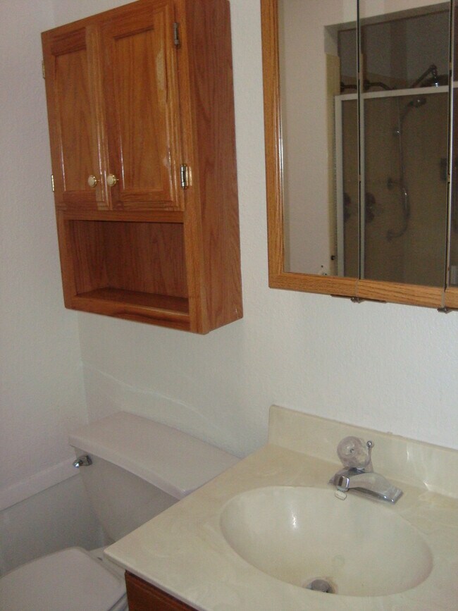Building Photo - Refrig A/C 3bed/2bath!
