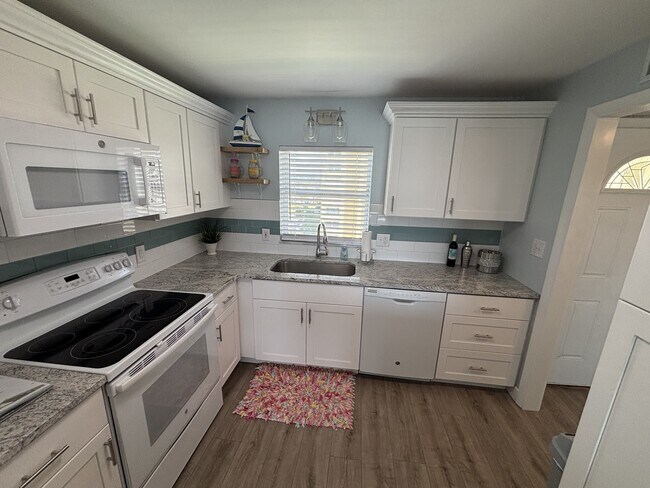 Building Photo - 4750 Cove Cir