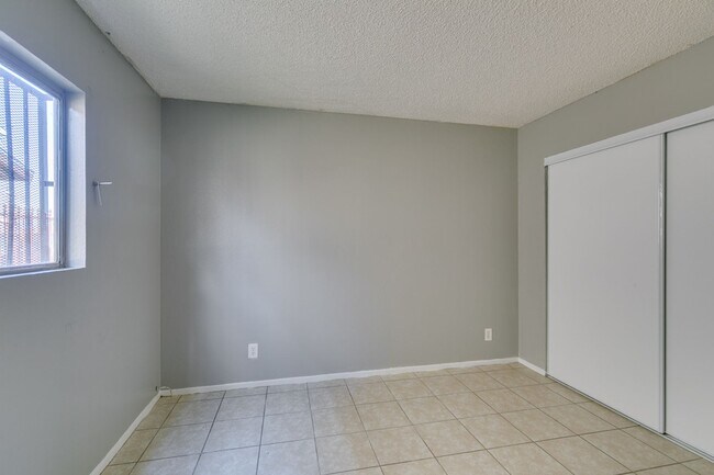 Building Photo - Charming 2-Bedroom Unit in a Well-Maintained 4-Plex!