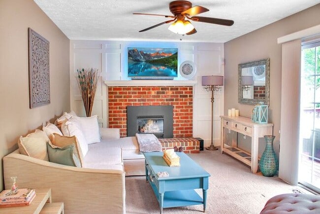 Building Photo - Charming 3-Bedroom, 2.5 Bath SFH with Fron...