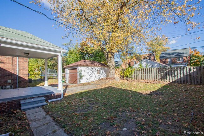 Building Photo - Beautifully renovated brick bungalow