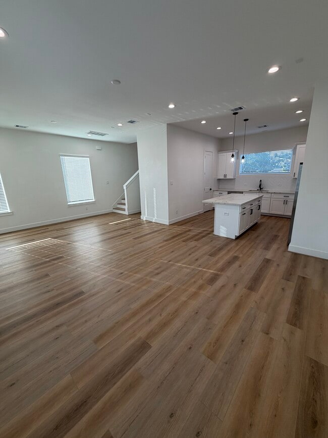 Building Photo - 3038 Live Oak St