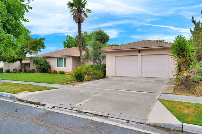 Building Photo - 1564 E Escalon Ave