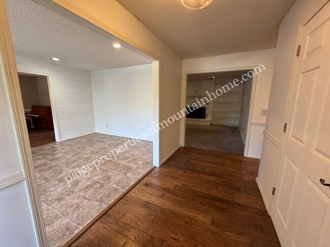 Building Photo - Stylish 3-Bedroom Home with Beautiful Kitc...