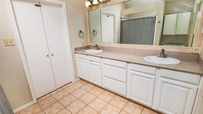 Building Photo - 171 E Pathfinders Cir