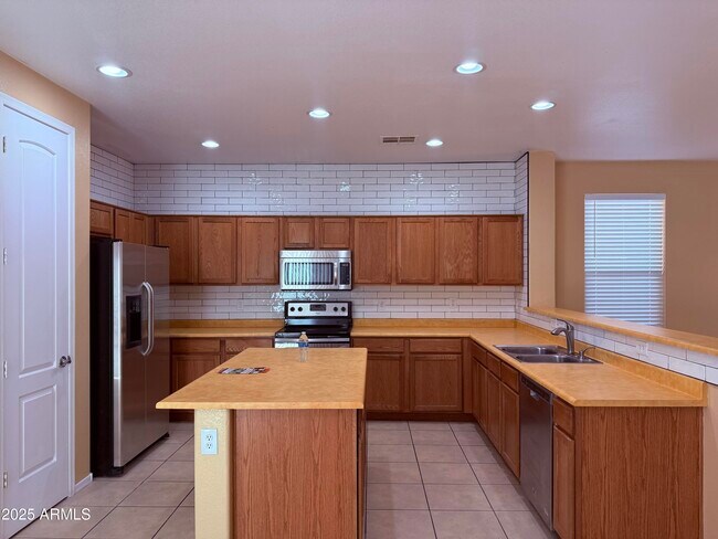 Building Photo - 3915 E Morelos St