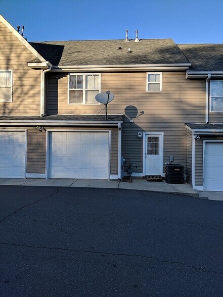 1 car garage - 3381 Weston St