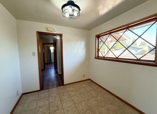 Building Photo - 1049 E 2nd Ave