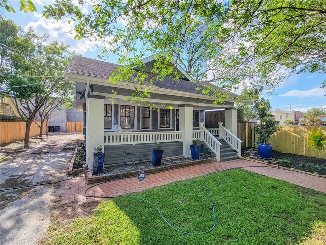 Primary Photo - 2610 Crocker St