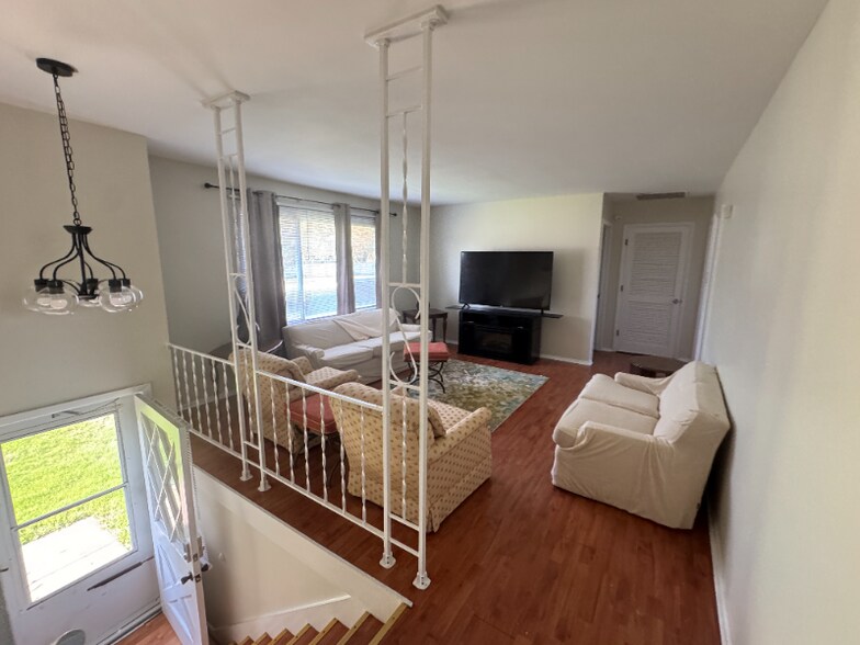 Building Photo - 801 W Northmoor Rd