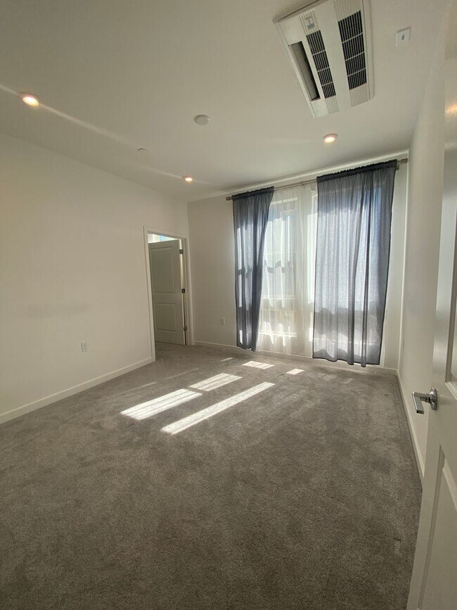 Building Photo - Dublin Hyde Park Modern Living Single Level Condo 4 Bed / 2 Bath, Amenities, Close to 580