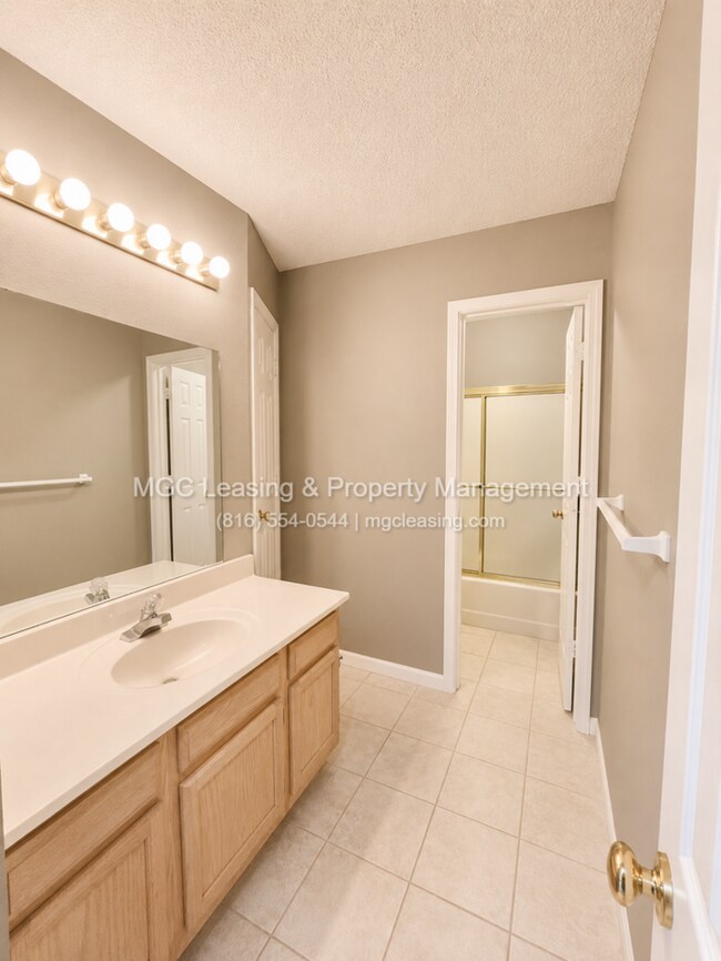 Building Photo - Spacious 3-Bedroom Townhome on the North side of Lee's Summit