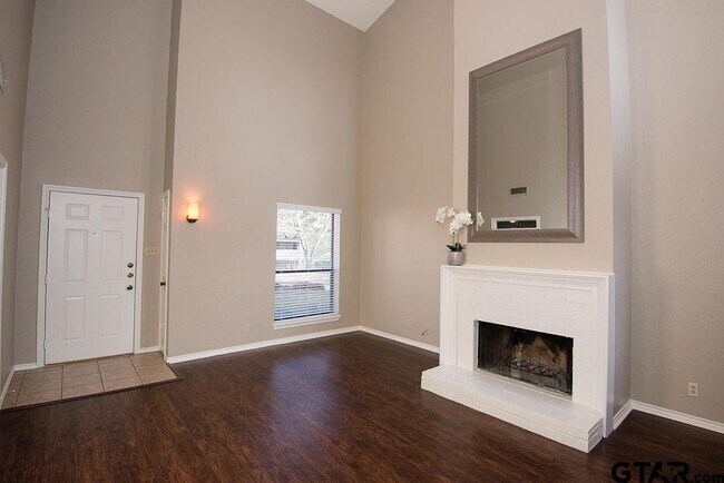 Building Photo - 5907 Hollytree Dr