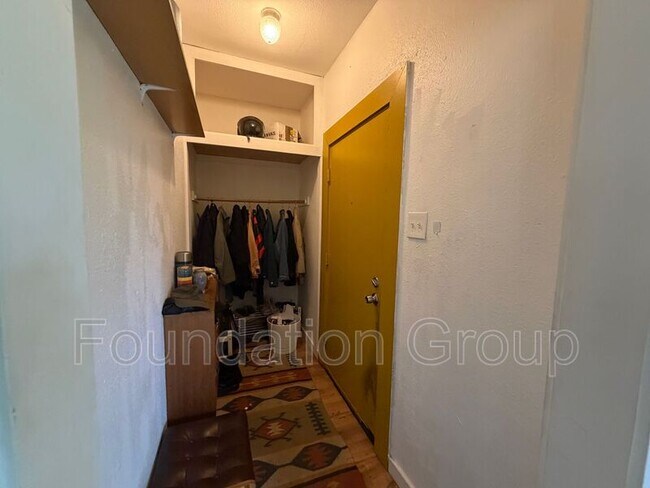 Building Photo - 1410 S Cloverdale St