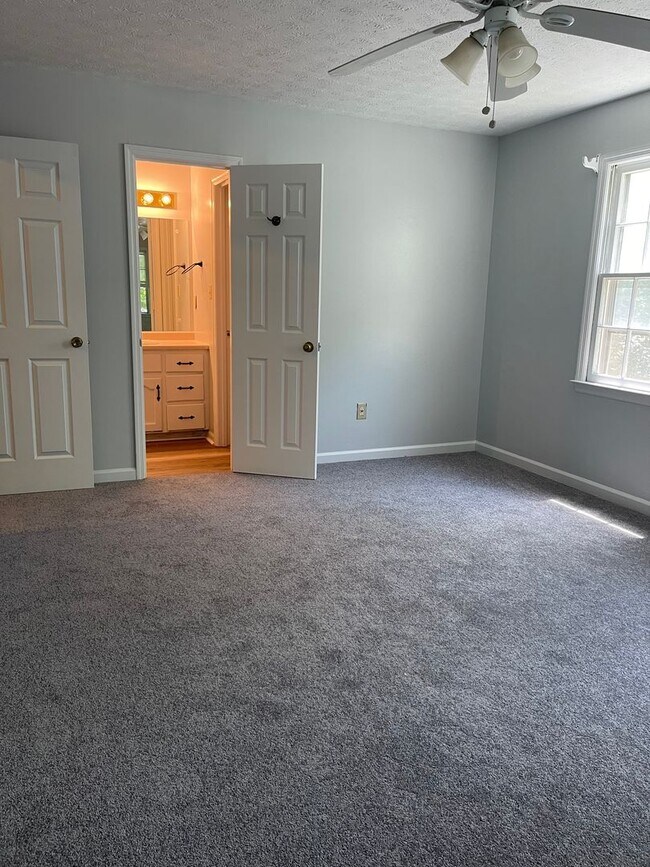 Building Photo - Westwood Hills! 3 BR 2 1/2 Bath home off M...
