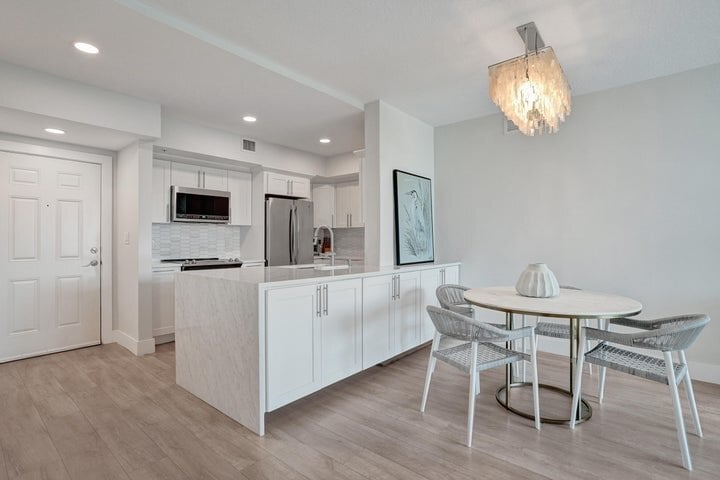 Building Photo - 700 E Boynton Beach Blvd