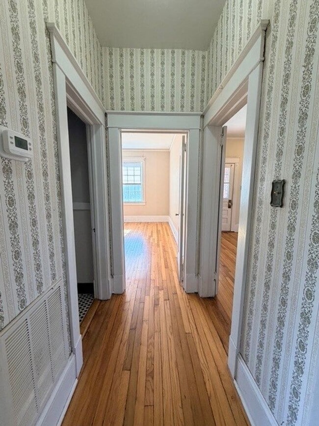 Building Photo - 420 Bond Ave