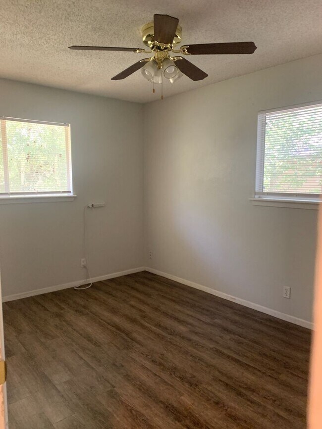 Building Photo - 415 Live Oak St