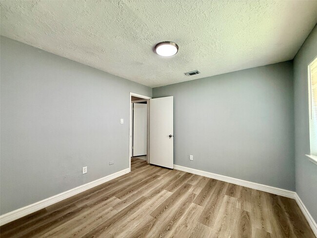 Building Photo - 10722 Sashay Dr