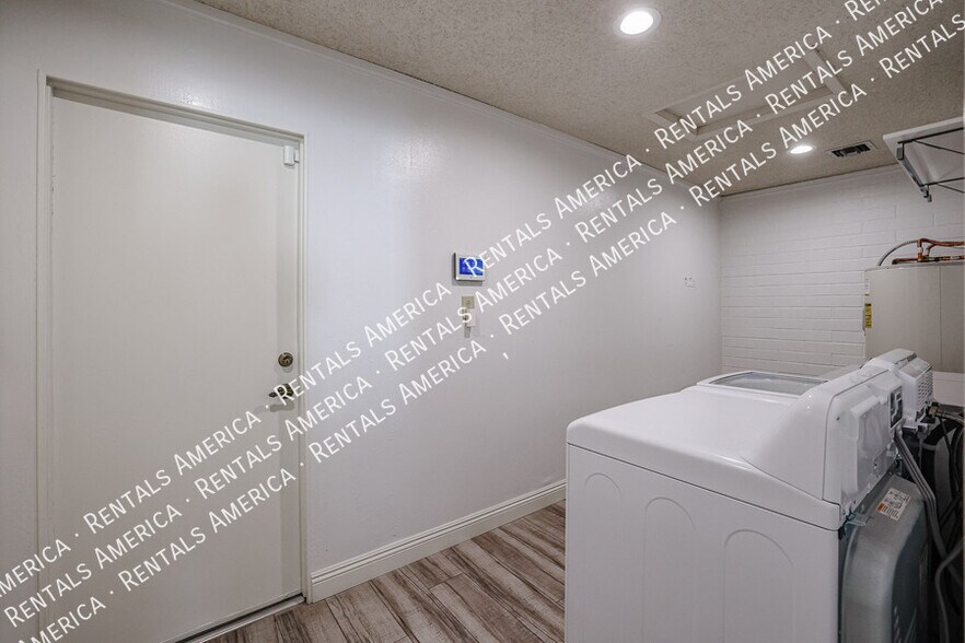 Building Photo - 10534 E Mercer Ln