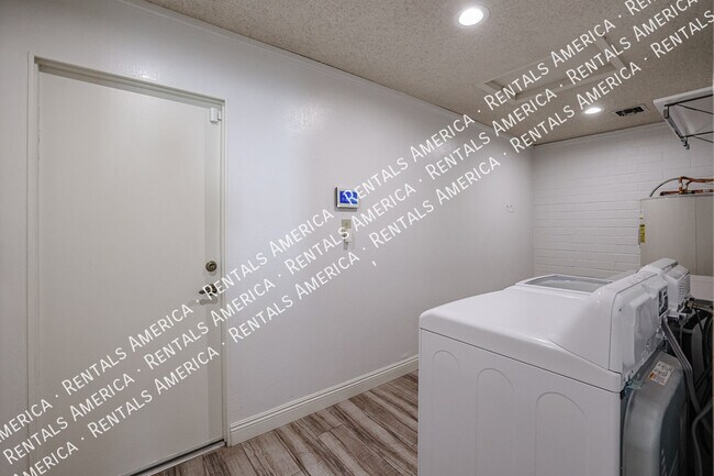 Building Photo - 10534 E Mercer Ln