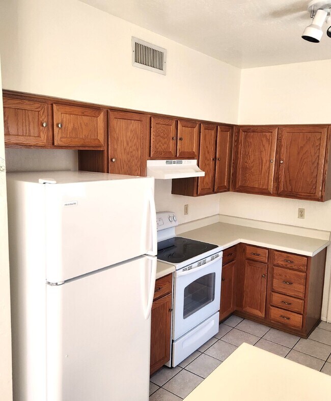 Building Photo - FANTASTIC TWO STORY HOME FOR LEASE NORTH G...