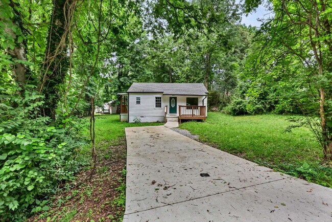 Building Photo - Charming 2-bed 1-bath home minutes from shopping, APSU, and dining.