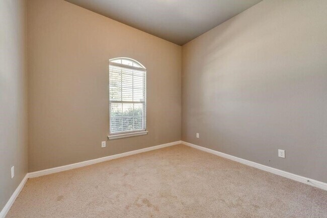 Building Photo - 409 Braewick Dr