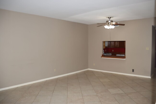 Building Photo - Townhouse