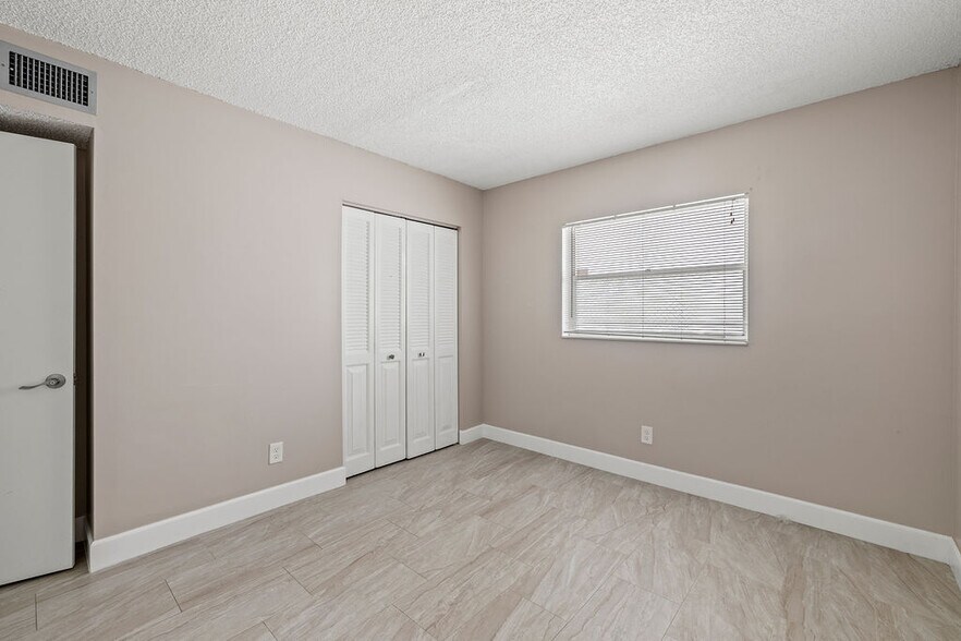 Building Photo - 1166 6th Ave