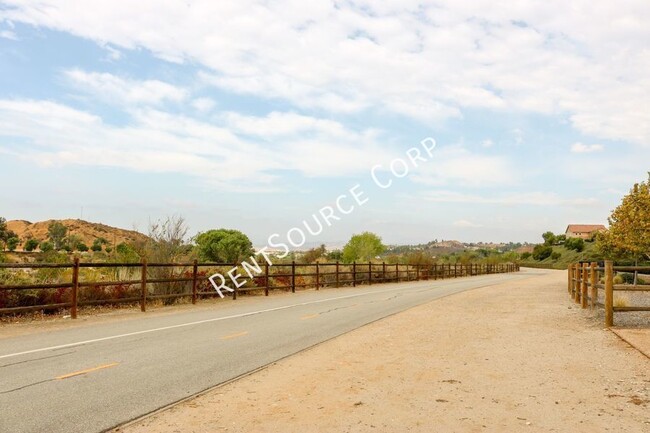 Building Photo - 1 Bedroom, 1 Bath Attached Guest House For...